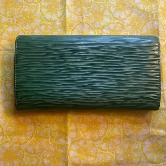 Louis Vuitton Green Epi leather Sarah Project Wallet - Picture 2 of 11